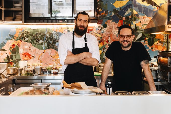 Η Cicciolina στο Περιστέρι σερβίρει κρασιά, spritz και ιταλική κουλτούρα με ελληνικά προϊόντα