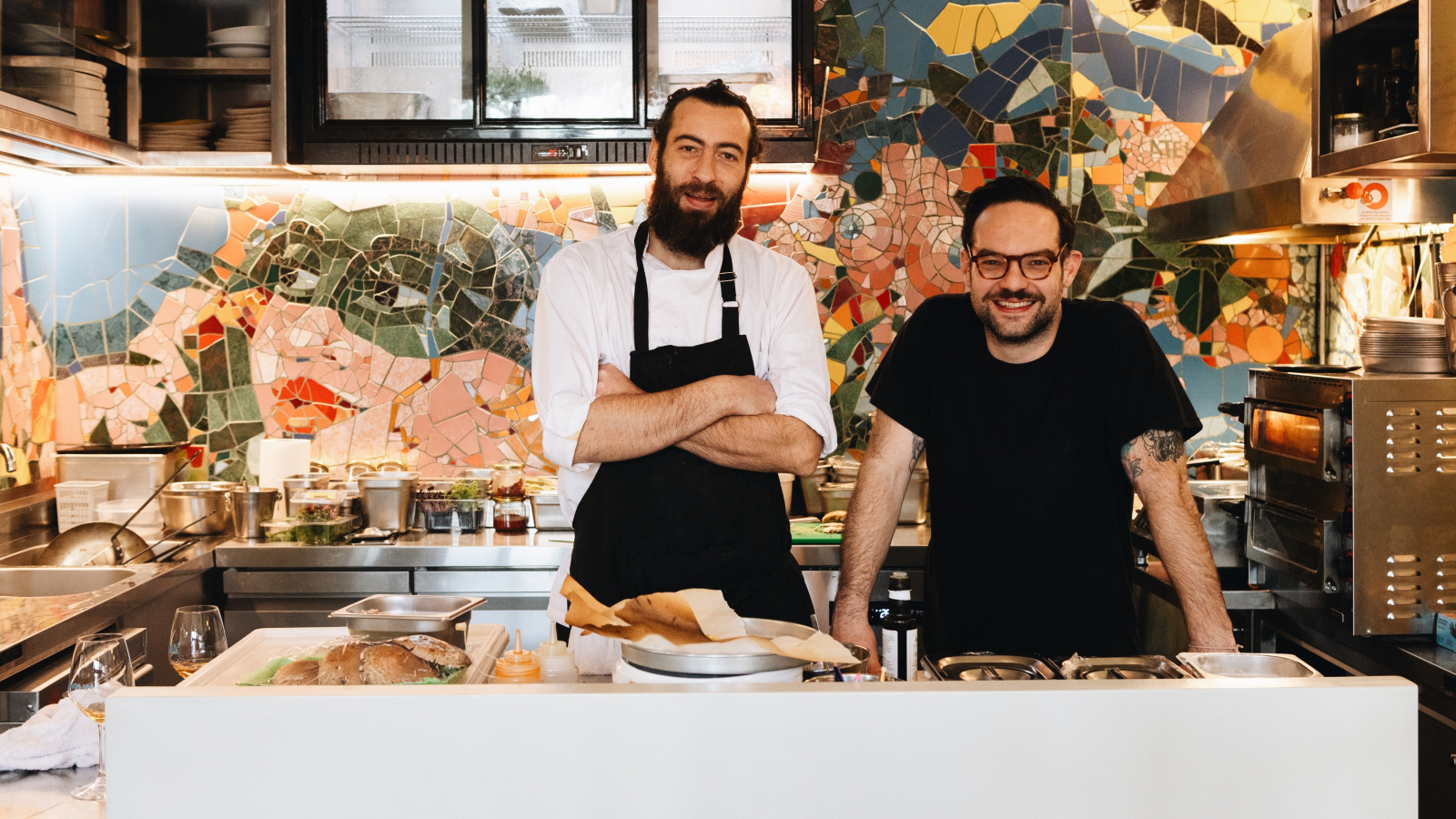 Η Cicciolina στο Περιστέρι σερβίρει κρασιά, spritz και ιταλική κουλτούρα με ελληνικά προϊόντα