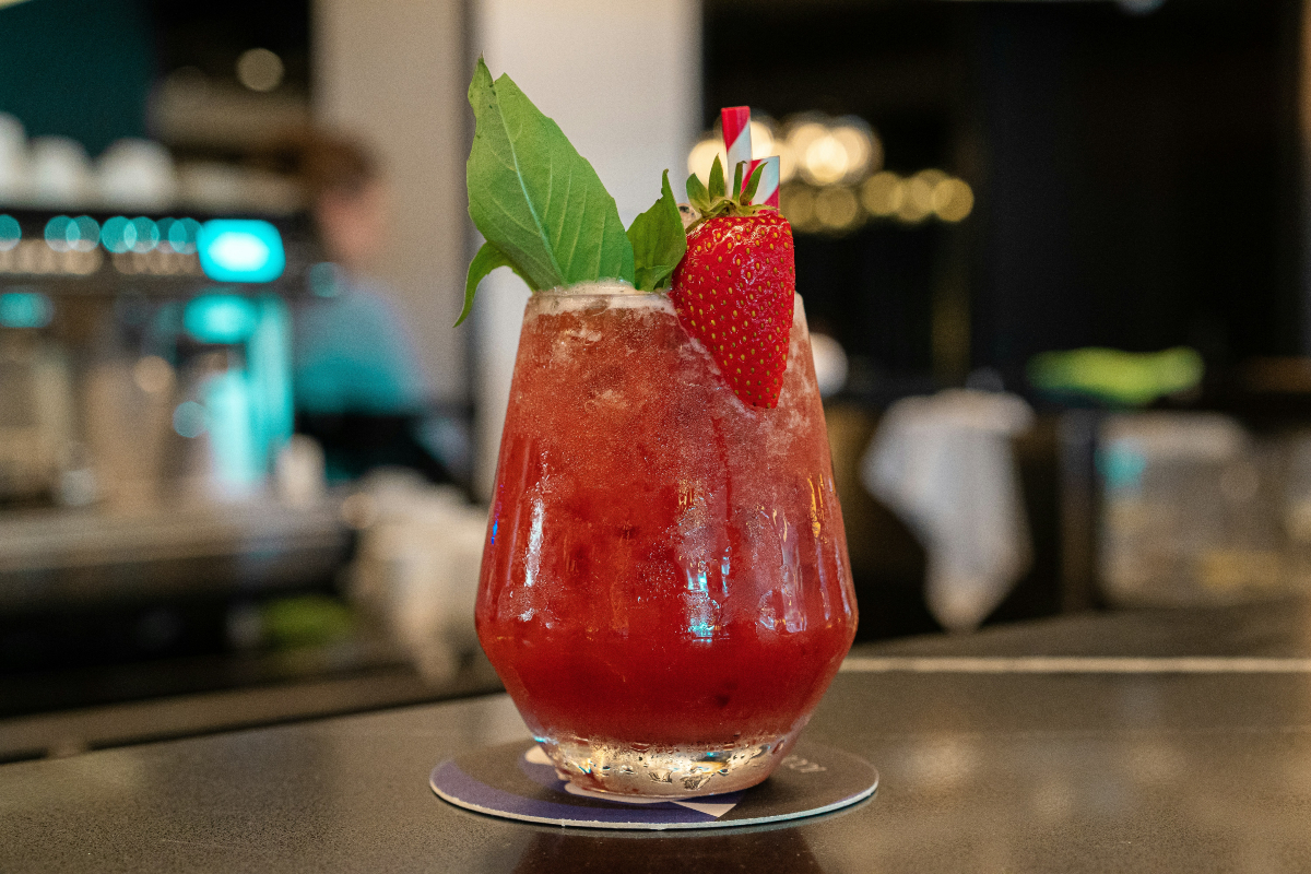 Φράουλα στο ποτήρι: Τα πιο δροσερά cocktails της πόλης για το καλοκαίρι