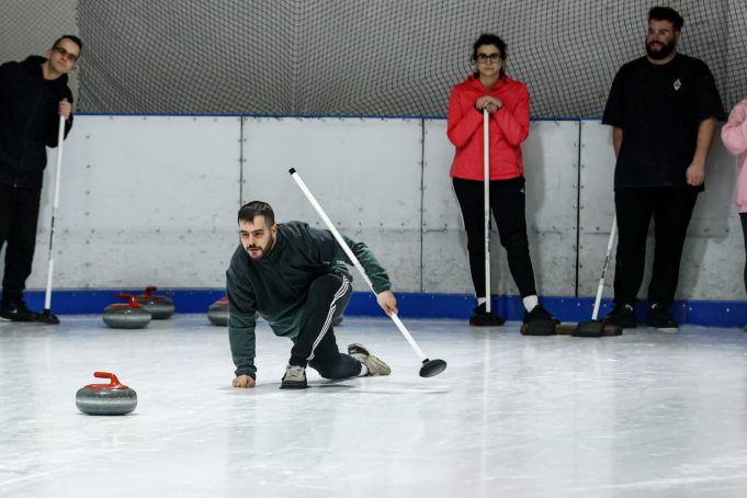 Μαθαίνοντας curling σε ένα παγοδρόμιο στο Αιγάλεω