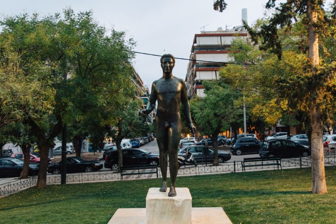 Τι συμβολίζει ο Έφηβος, το γλυπτό του Θανάση Απάρτη που επέστρεψε στην πόλη