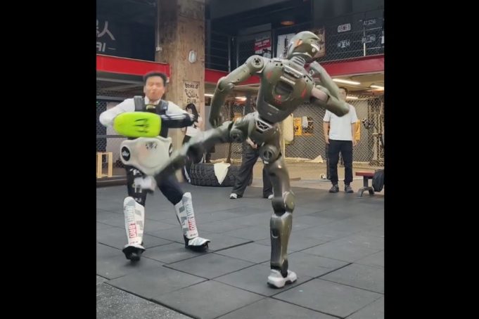 Ένα ρομπότ μπαίνει σε σαλούν για να δείρει έναν CEO - δεν είναι ανέκδοτο