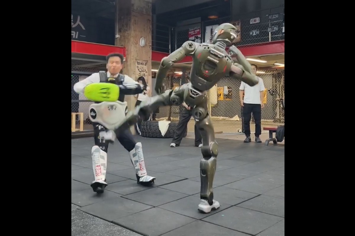 Ένα ρομπότ μπαίνει σε σαλούν για να δείρει έναν CEO - δεν είναι ανέκδοτο