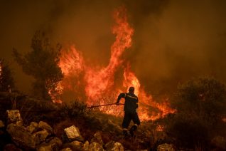 Τι είναι το φαινόμενο της καμινάδας που φούντωσε τη φωτιά στην Πάρνηθα