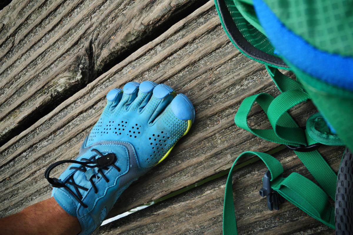 Από τα frankenshoes στη sneakerina: Γιατί τα «άσχημα» παπούτσια έγιναν η τάση της χρονιάς