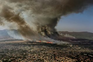 Κοσμά Κουμιανέ, τι ένιωσες όταν τράβηξες τη viral φωτογραφία από τη φωτιά στη Βαρυμπόμπη;