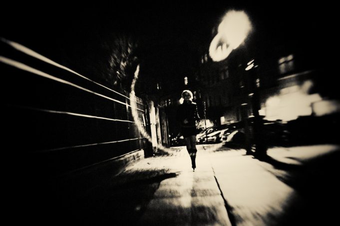 «Θα μου στείλεις όταν φτάσεις;» - Πώς είναι να περπατάς μόνη τη νύχτα στην Αθήνα