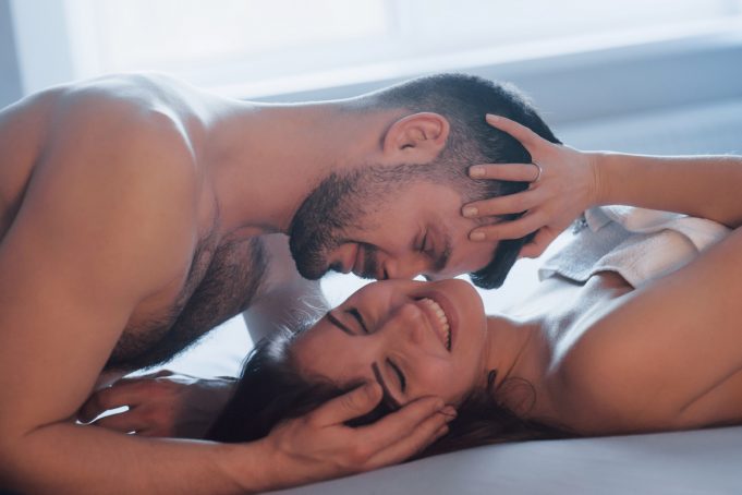 Επιστήμονες ανακάλυψαν την απροσδόκητη ηλικία που κορυφώνεται η λίμπιντο των αντρών