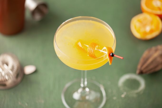 Corpse Reviver: Το cocktail που «ανασταίνει» τους πότες από το hangover, στα αθηναϊκά μπαρ