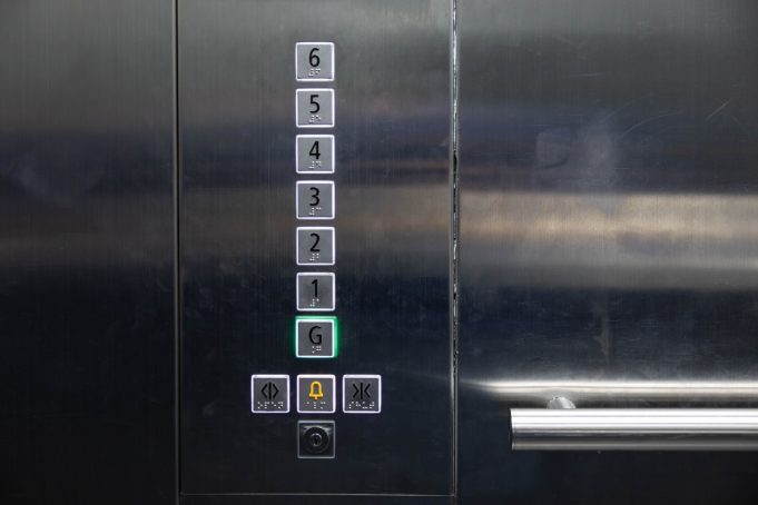 Ζητήσαμε από ντελιβεράδες να μας εξηγήσουν τα γράμματα που χαράσσουν δίπλα στα κουμπιά του ασανσέρ