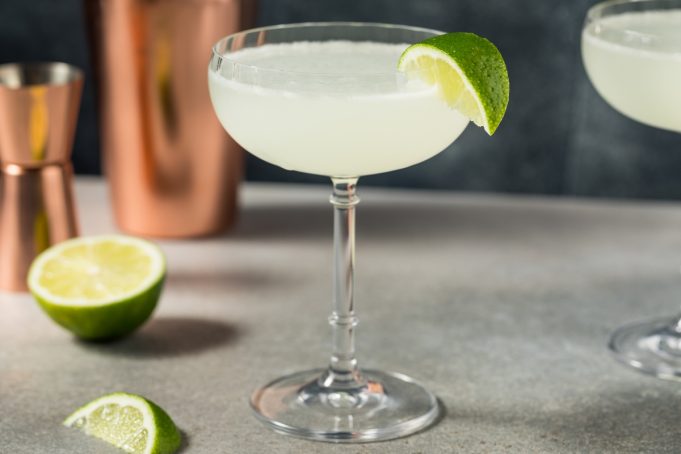 Το Gimlet ζει δεύτερη νιότη στις αθηναϊκές μπάρες (και 3 νέες παραλλαγές)