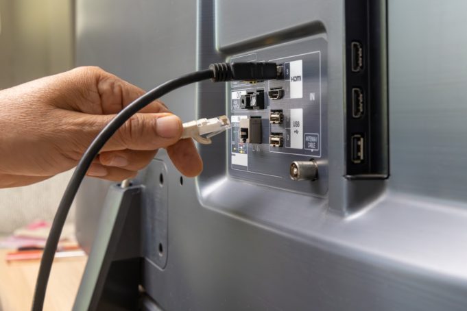 Γιατί εξακολουθούν να έχουν θύρες USB οι τηλεοράσεις