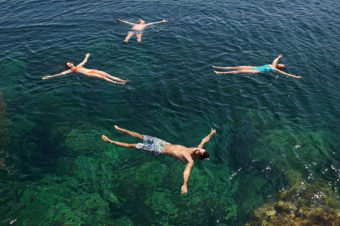 Γιατί νιώθεις ότι θες να πας τουαλέτα όταν κολυμπάς