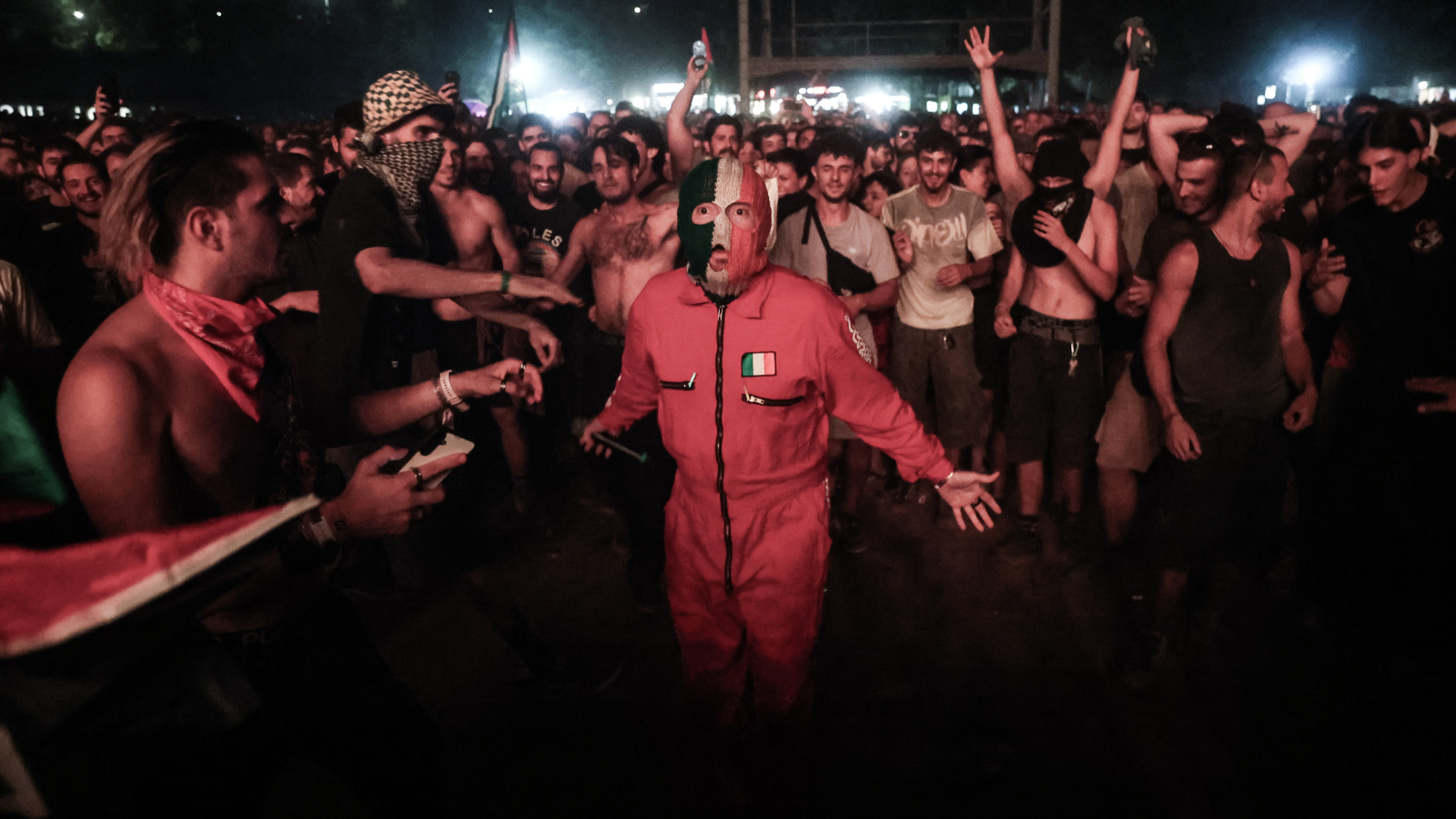 Οι Kneecap ήρθαν στη Μαλακάσα για να τα πουν, και τα είπαν