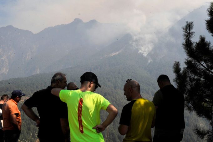 «Βλέπω τη στεναχώρια στα μάτια της γιαγιάς μου»: Η φωτιά στην Κόνιτσα καίει ακόμα, 16 μέρες μετά