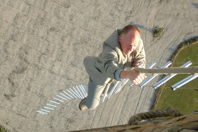 Ρωτήσαμε έναν χολιγουντιανό κασκαντέρ αν ο Tom Cruise τους παίρνει τις δουλειές