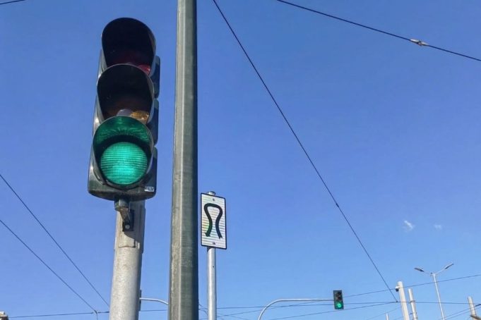 Τι σημαίνει η άγνωστη πινακίδα που τοποθετήθηκε δίπλα στη Βασιλίσσης Όλγας