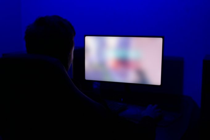 Το συγκλονιστικό ρεπορτάζ που αποκαλύπτει online «ακαδημία βιασμών»