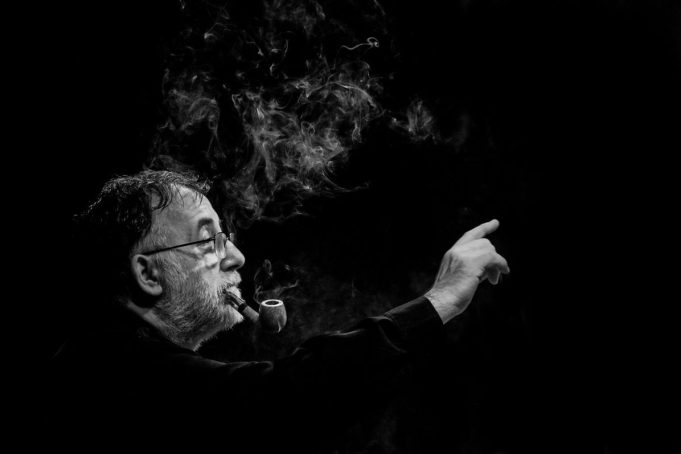 «Πάντα γελαστοί και γελασμένοι» στον Λυκαβηττό: Μια γιορτή για τα ταξίδια και τα τραγούδια του Θάνου Μικρούτσικου