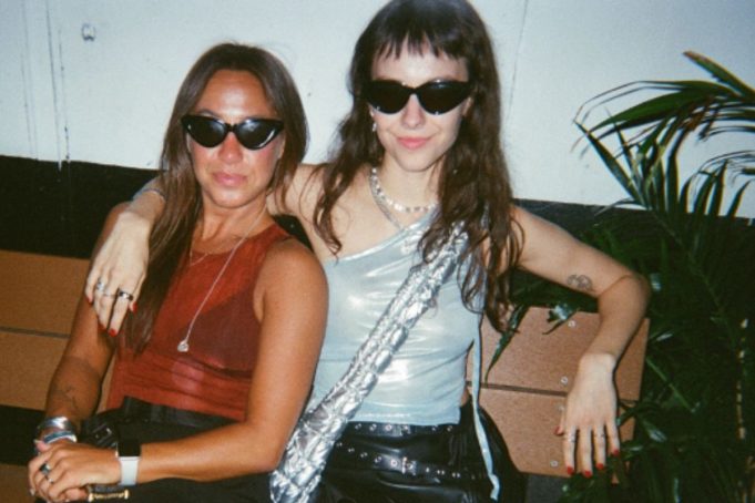 Αν θέλετε να το ζήσετε σόλο φέτος, τα NYC Rave Girls αγκαλιάζουν τις συστολές σας