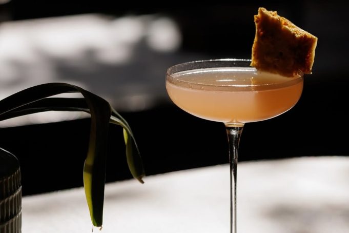 Στα αθηναϊκά μπαρ πίνουμε cocktails με τσίπουρο