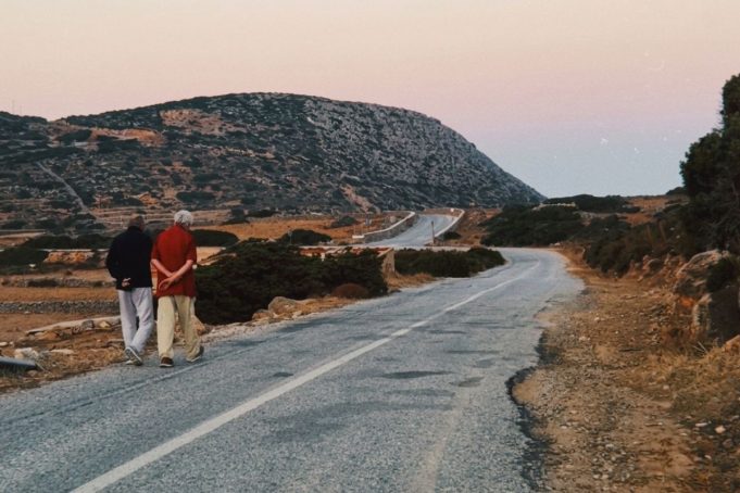 Δύο ντόπιοι περπατούν στην Αμοργό και 420 λέξεις ακολουθούν την πορεία τους