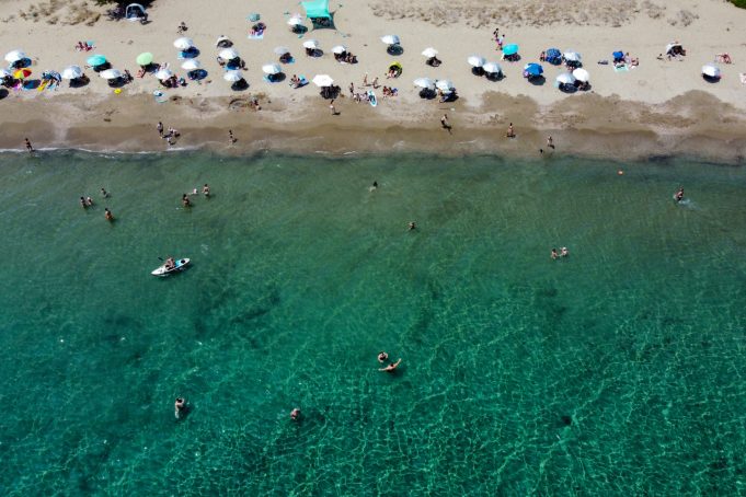 Ποιες είναι οι 17 παραλίες της Αττικής που βραβεύτηκαν με Γαλάζια Σημαία