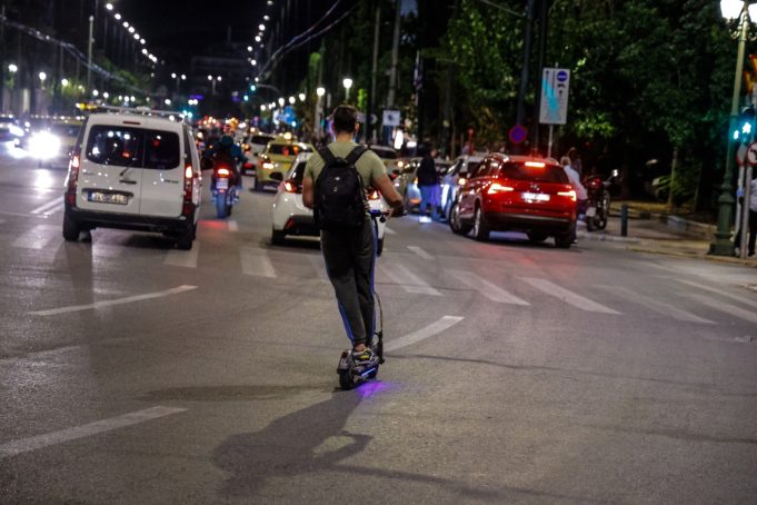 Οι κανόνες που πρέπει να τηρούν όσοι οδηγούν ηλεκτρικά πατίνια