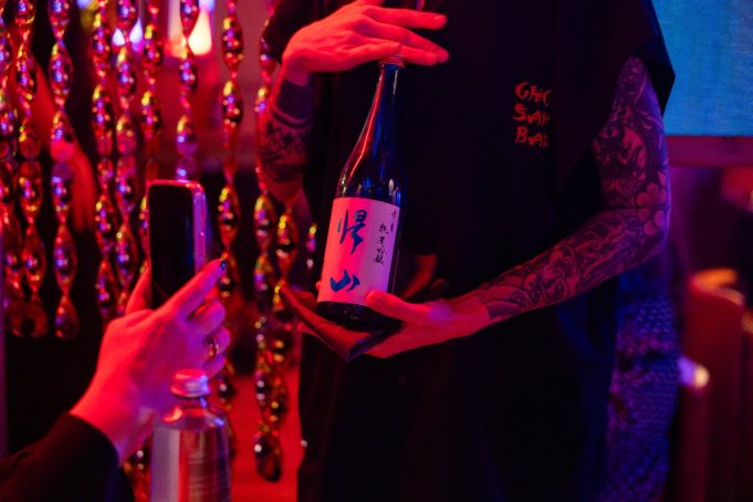 Sake για αρχάριους: Με τι φαγητό ταιριάζει, ποια είναι η σωστή θερμοκρασία και άλλες απορίες