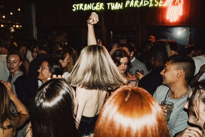 Πώς θα ακούς τον συνομιλητή σου όταν έχει πολύ θόρυβο