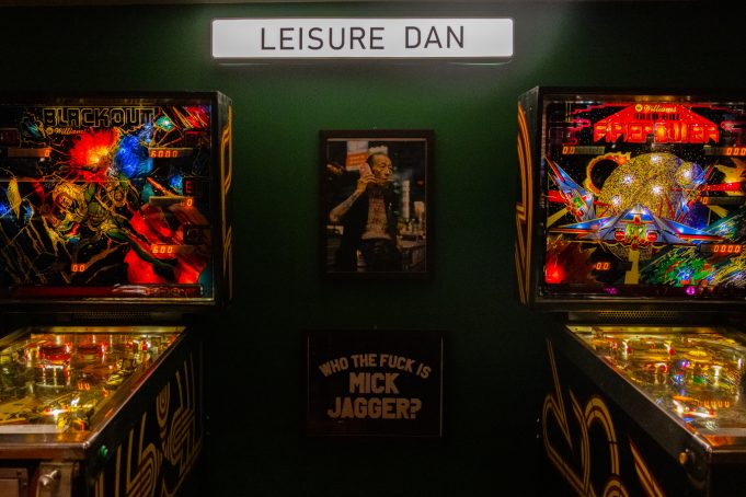 Sips 'n' Guts: Στη νέα παμπ του Πειραιά πίνεις κορυφαία cocktails και παίζεις φλιπεράκι του 1978