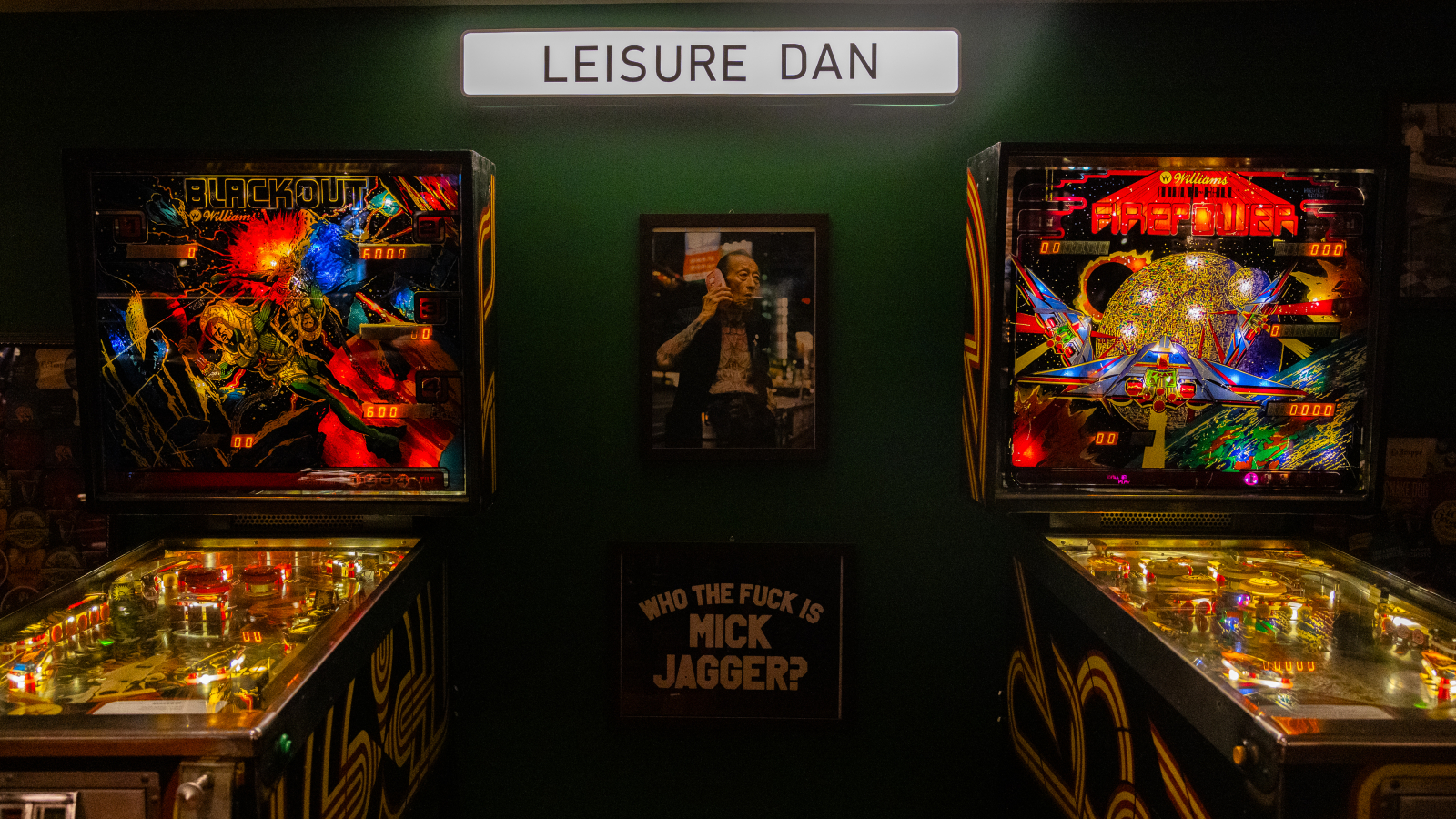 Sips 'n' Guts: Στη νέα παμπ του Πειραιά πίνεις κορυφαία cocktails και παίζεις φλιπεράκι του 1978