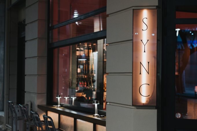 Sync: Το νέο στέκι της Βύσσης ήρθε για να συγχρονίσει τις μέρες και τις νύχτες σου