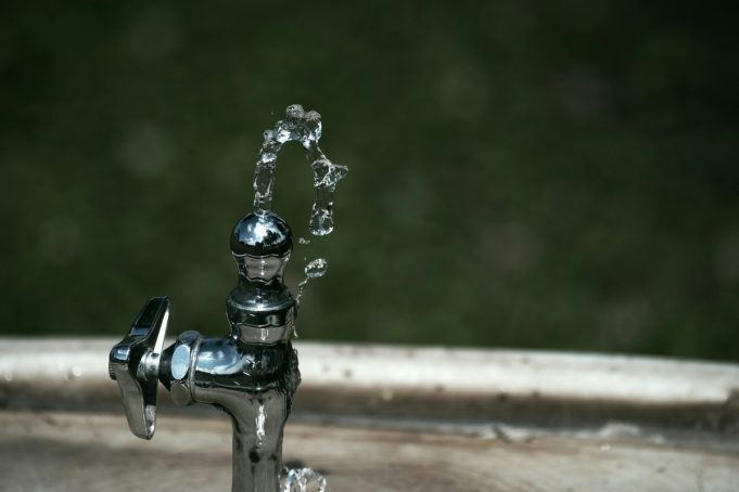 Πώς το πόσο νερό πίνεις μπορεί να επηρεάσει τις στύσεις σου