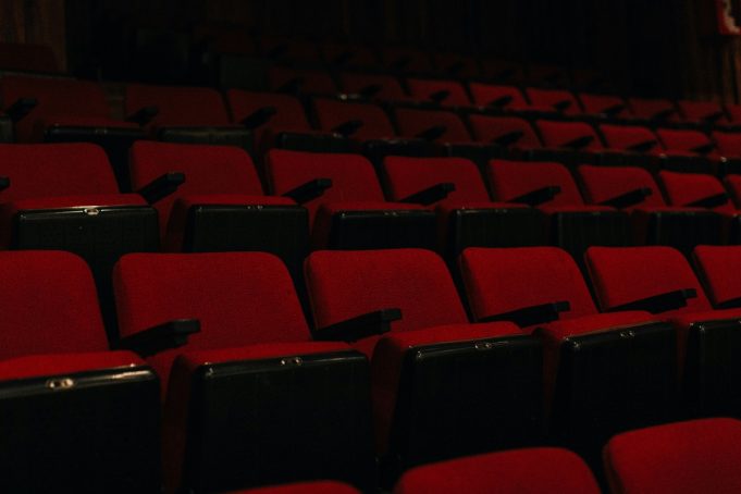 Γιατί τα θέατρα έχουν σχεδόν πάντα κόκκινα καθίσματα
