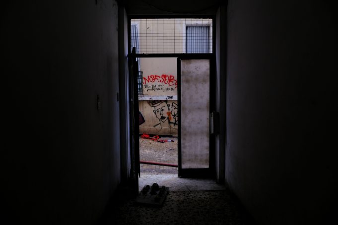 Σπίτι γεμάτο υγρασία νοικιάζεται σαν μεταμοντέρνο industrial και γίνεται viral